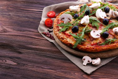 Sebze ve roka masada lezzetli pizza yakın çekim