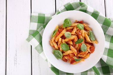 Makarna salça ve fesleğen tablo ile yakın çekim