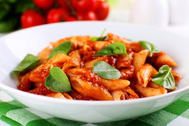 Makarna salça ve fesleğen tablo ile yakın çekim