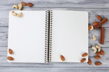 ahşap arka plan üzerine açık tarif kitabı