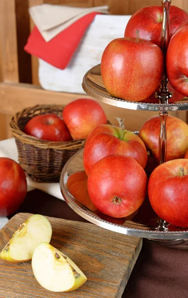 Tasty ripe apples on serving tray on table close up — Stock Photo, Image