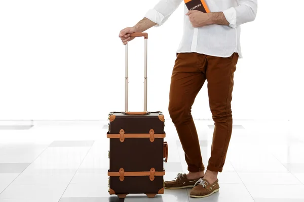 Hombre sosteniendo maleta en el aeropuerto — Foto de Stock