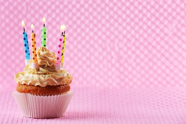 Cupcake de aniversário com velas no fundo de cor — Fotografia de Stock