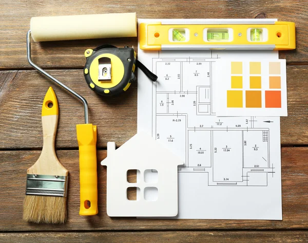 Konstruktion instrument, plan och penslar på träbord bakgrund — Stockfoto