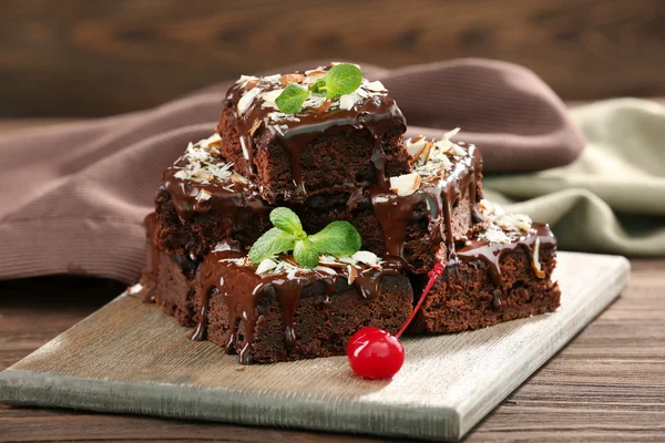 Délicieux gâteaux au chocolat sur table close-up — Photo