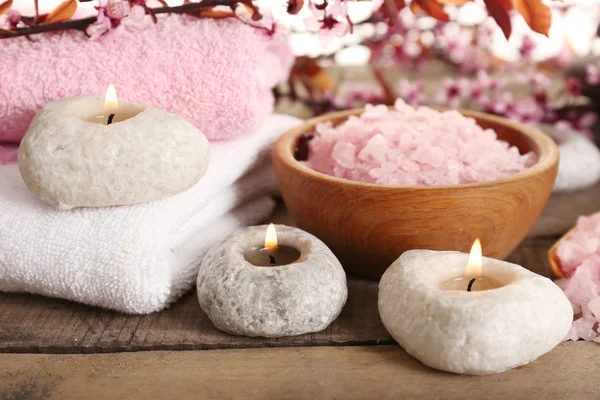 Hermosa composición de spa con flores de primavera en la mesa de cerca —  Fotos de Stock