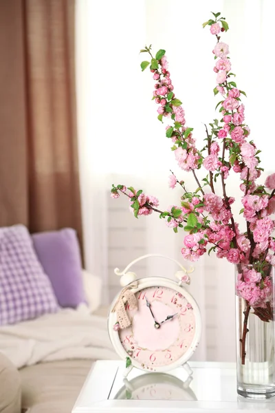 Spring bouquet in vase, on table, on home interior background — Stock Photo, Image