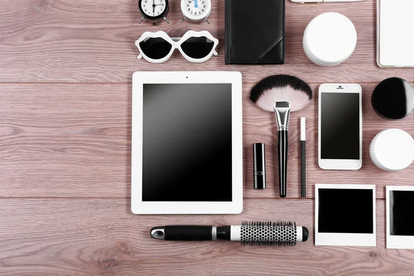 Ensemble d'accessoires noir et blanc sur table en bois, vue de dessus — Photo