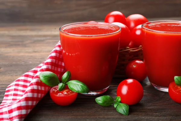 Glas tomatjuice med grönsaker på trä bakgrund — Stockfoto