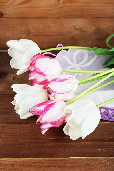 Hermosos tulipanes sobre fondo de madera — Foto de Stock