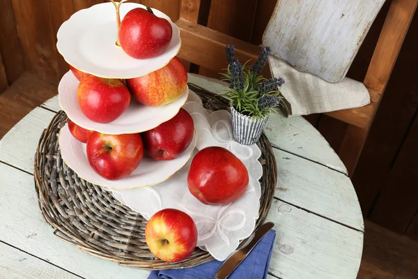 Tasty ripe apples on serving tray on table close up — Stock Photo, Image