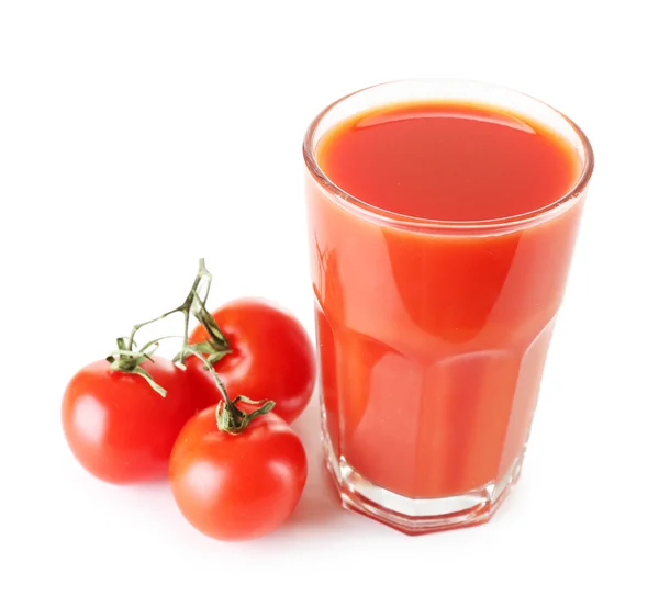 Стакан томатного сока с овощами, изолированными на белом — стоковое фото