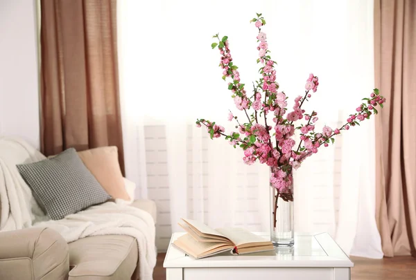 Voorjaar boeket in een vaas, op tafel, op huis interieur achtergrond — Stockfoto