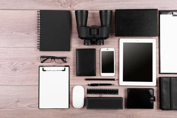 Set van zwarte en witte accessoires op houten tafel, bovenaanzicht — Stockfoto