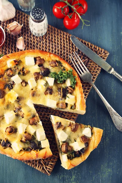 Kaas met champignons, kruiden en zure crème, op rieten mat, op houten tafel achtergrond — Stockfoto