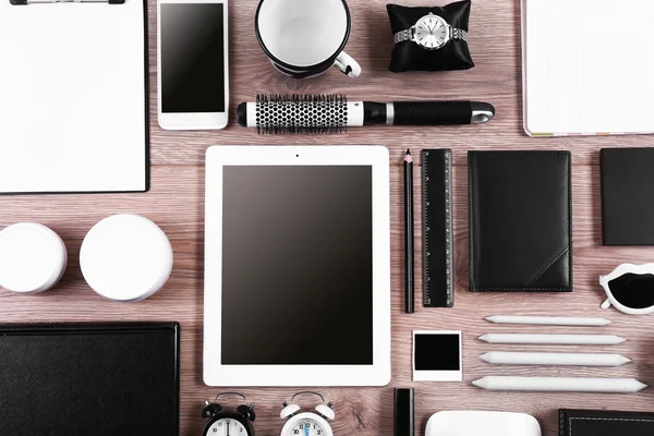 Ensemble d'accessoires noir et blanc sur table en bois, vue de dessus — Photo