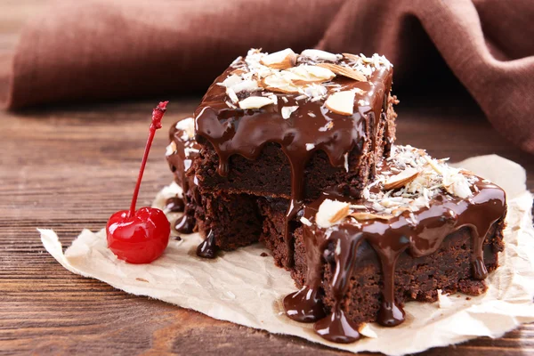 Deliciosos bolos de chocolate na mesa close-up — Fotografia de Stock