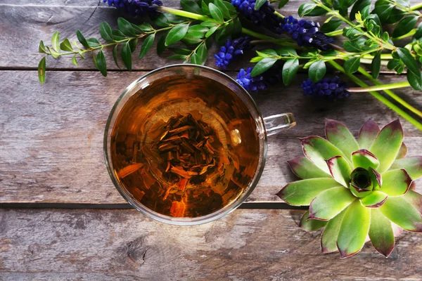 Ahşap masa, üstten görünüm üzerinde çiçekli bitkisel çay — Stok fotoğraf