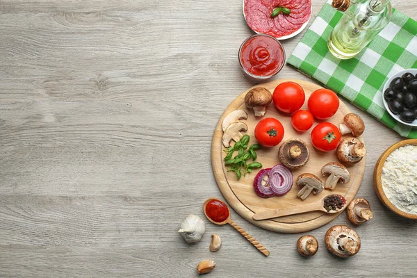 Ingrédients pour cuisiner la pizza sur une table en bois, vue de dessus — Photo