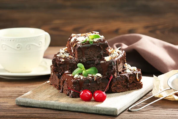 Deliciosos bolos de chocolate na mesa close-up — Fotografia de Stock