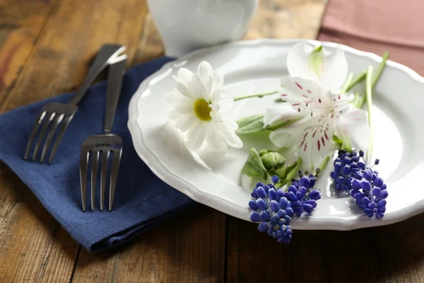 Vajilla con flores en la mesa de cerca —  Fotos de Stock