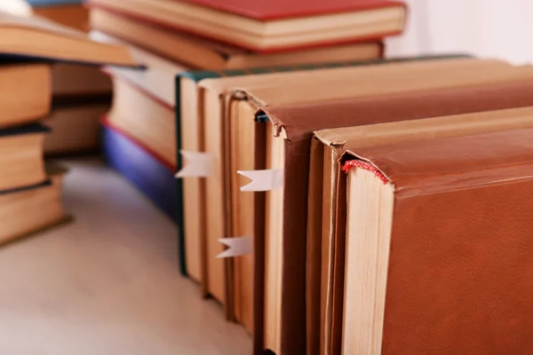 Travar av böcker på bord på nära håll — Stockfoto