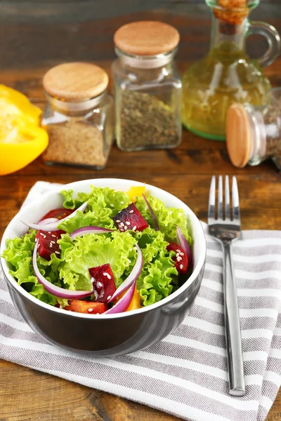 Bol de salade verte fraîche sur la table avec serviette, gros plan — Photo