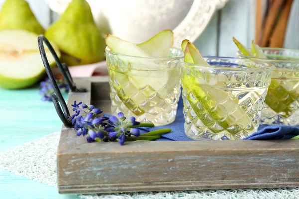 Jugo de pera con frutas frescas en la mesa de cerca — Foto de Stock