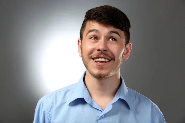 Retrato de homem sorridente em fundo cinza — Fotografia de Stock