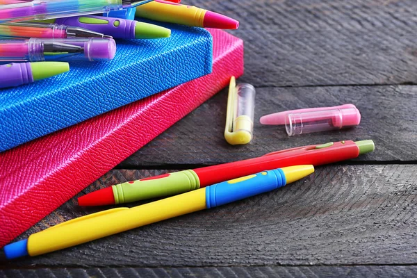 Papelaria colorida em mesa de madeira, close-up — Fotografia de Stock