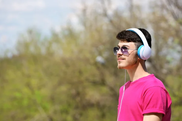 Muž se sluchátky venku — Stock fotografie