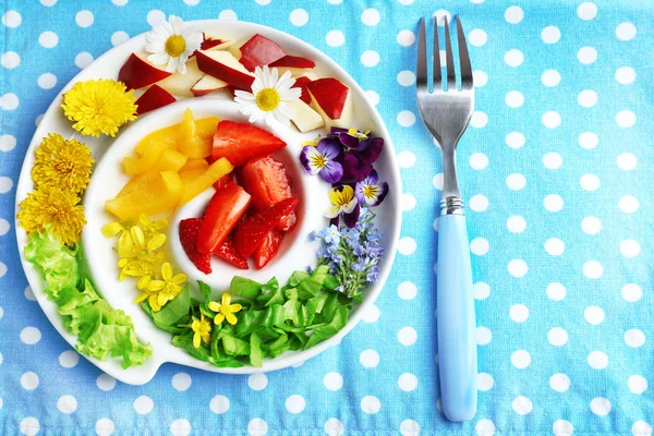 Light ekologisk sallad med blommor, närbild — Stockfoto