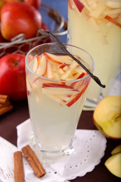 Vaso y jarra de sidra de manzana con frutas y especias en la mesa de cerca —  Fotos de Stock