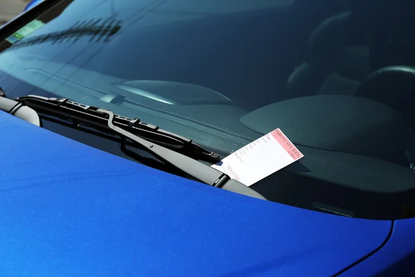 Parkovací lístek porušení na čelní sklo automobilu, detail — Stock fotografie