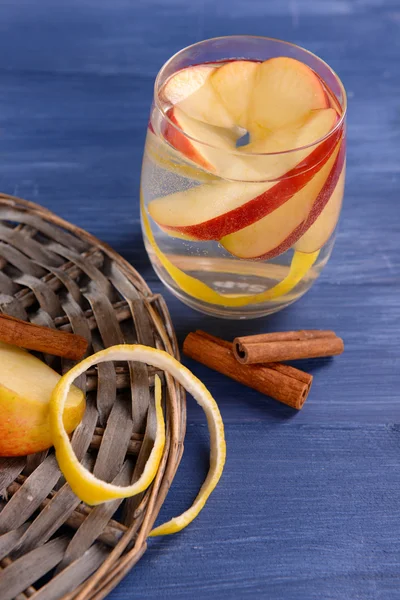Sklenici jablečné s ovocem a skořice na stole zblízka — Stock fotografie