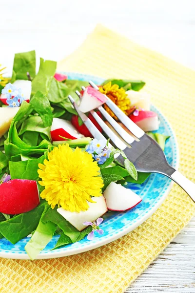 Ensalada orgánica ligera con flores, de cerca — Foto de Stock