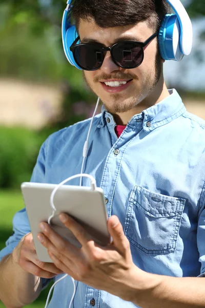 Mann mit Kopfhörern im Freien — Stockfoto