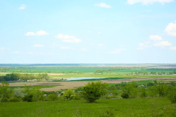 Vacker utsikt över landsbygden över blå himmel bakgrund — Stockfoto