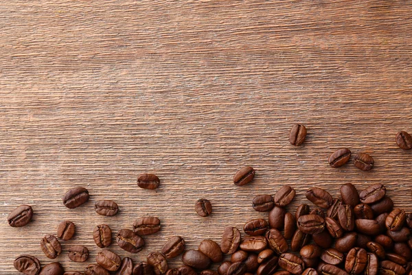 Chicchi di caffè su sfondo di legno — Foto Stock