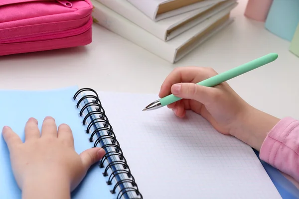 Kinderhände zeichnen am Schreibtisch auf Notizbuch, Nahaufnahme — Stockfoto