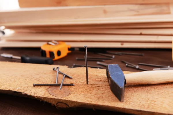 Lugar de trabajo con herramientas de construcción de cerca — Foto de Stock