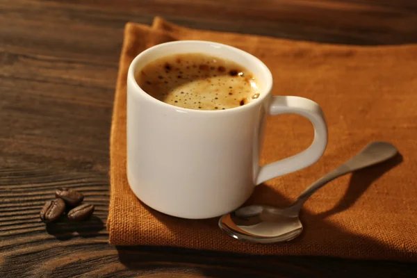 Kopp kaffe på servett på bordet på nära håll — Stockfoto