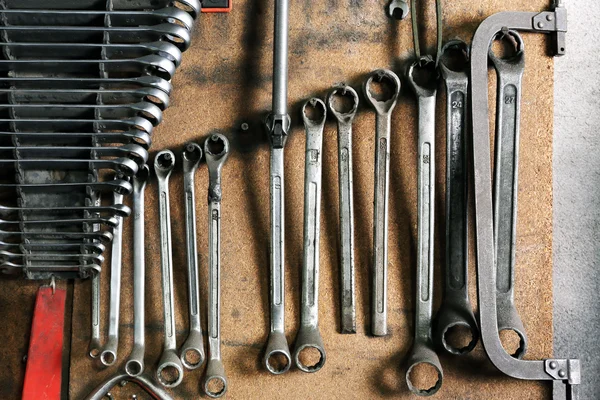 Verschiedene Werkzeuge am Arbeitsplatz in der Garage — Stockfoto