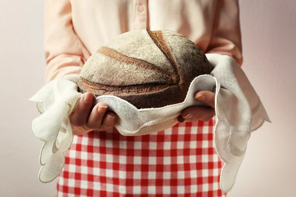 Femme tenant du pain frais savoureux, gros plan — Photo