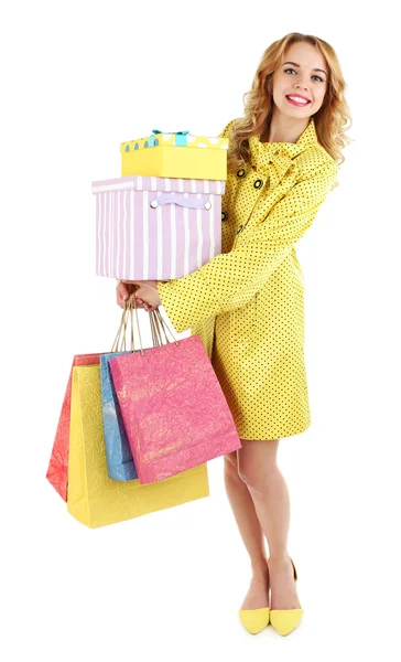 Bella giovane donna con borse della spesa e scatole isolate su bianco — Foto Stock