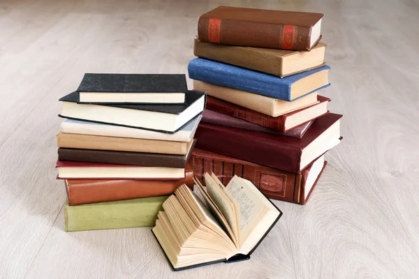 Pilha de velhos livros sobre fundo de madeira — Stockfoto