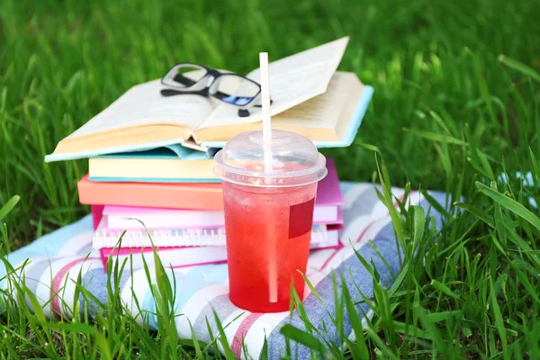 Libros, vasos y bebidas en primer plano de hierba —  Fotos de Stock