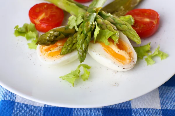 Platta av kosten sallad med kokt sparris och ägg, närbild — Stockfoto