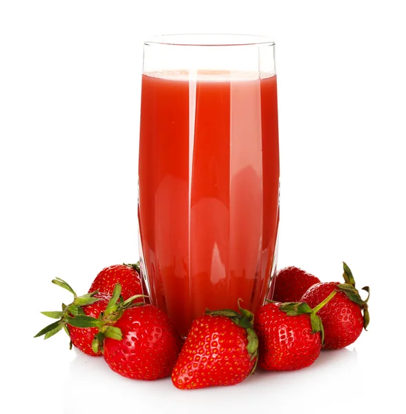 흰색에 분리 된 신선 한 딸기 주스 한잔 — 스톡 사진