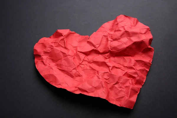 Skrynkligt papper hjärta på svart bakgrund — Stockfoto